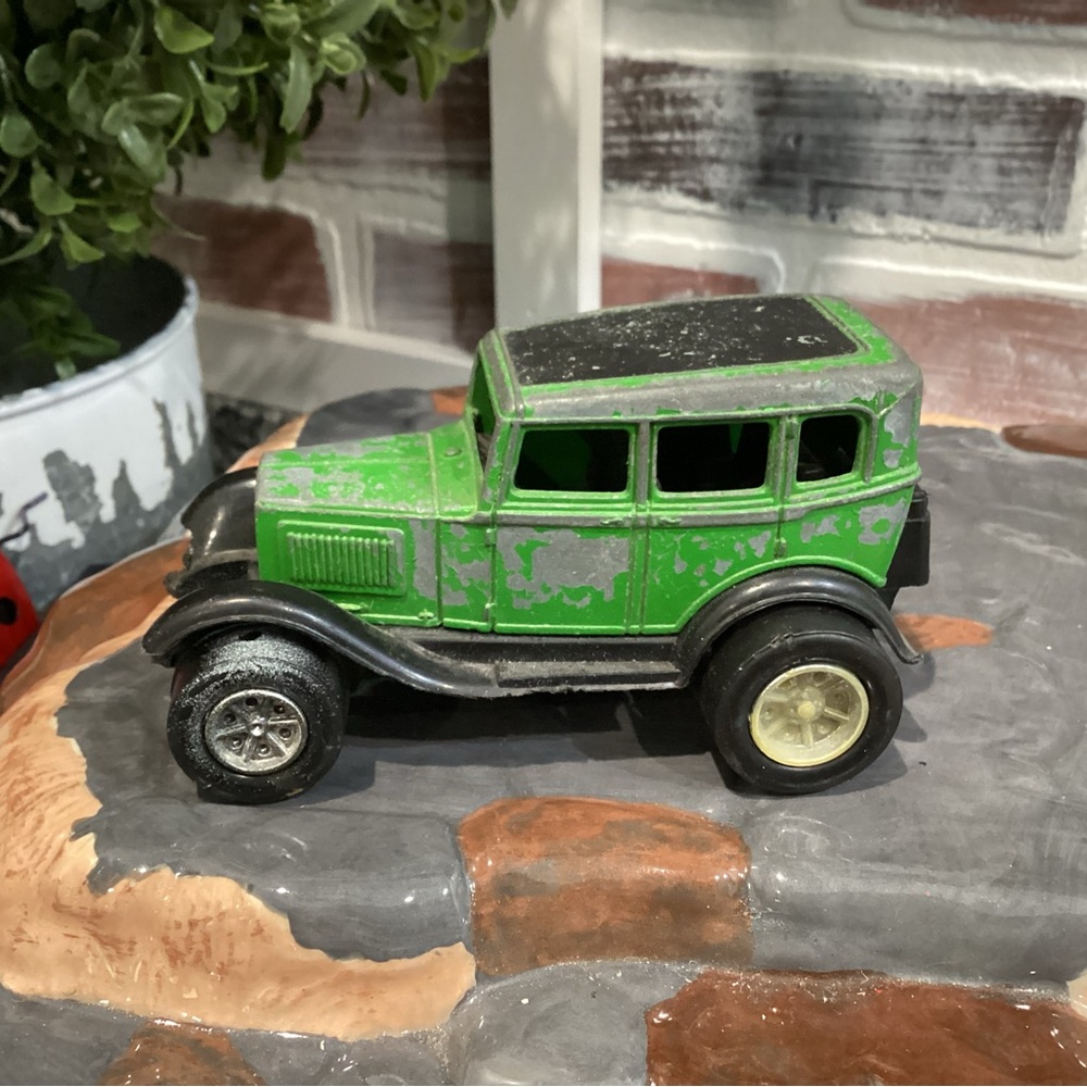 🟢 Vintage Tootsietoy Model A Ford Touring Sedan - Collectible Diecast - Unique